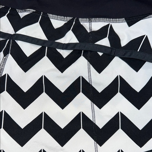 NWOT - Lululemon Athletica Black and White Athletic Shorts Chevron Pattern - Picture 8 of 8